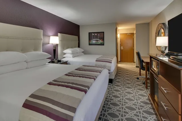 Room, 2 Queen Beds, Drury Inn and Suites Poplar Bluff 3/5
