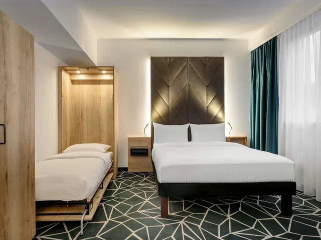 غرفة عصرية عائلية بسرير مزدوج وسريرين منفصلين مع أريكة، Ibis Styles Aschaffenburg 2/9