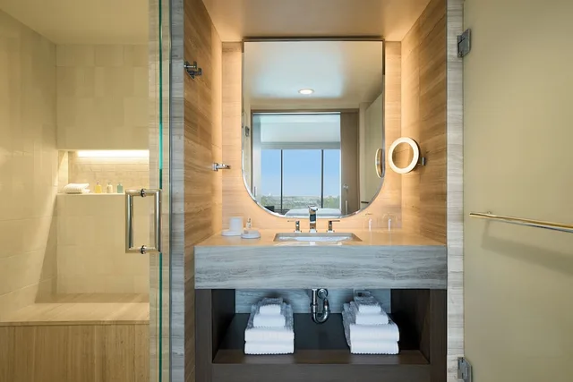جناح بسرير كينج بإطلالة على البحر بغرفة نوم واحدة مع أريكة، VEA Newport Beach, A Marriott Resort & Spa 6/7