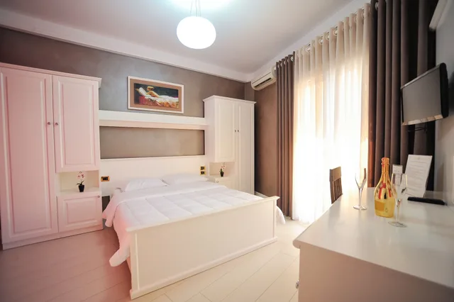 غرفة قياسية بسرير كوين بإطلالة على البحر، Iliria Internacional Hotel 7/10