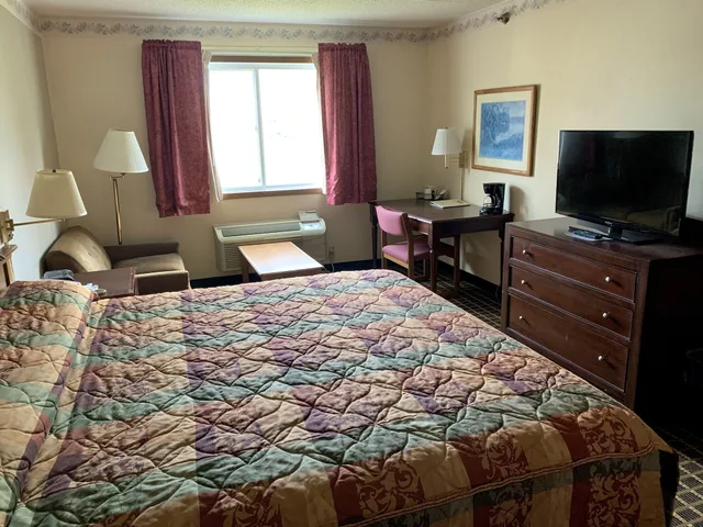 غرفة ديلوكس بسرير كينج مع أريكة، Country Inn Deerwood 2/3