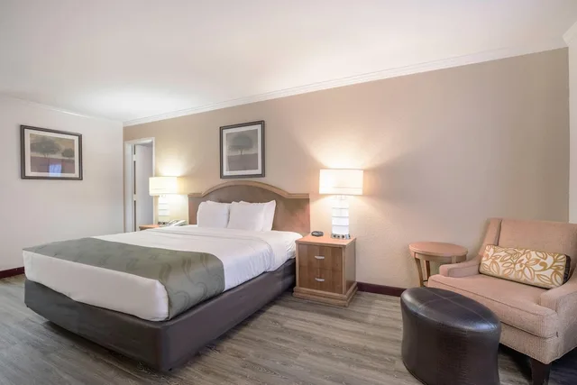 جناح بسرير كينج مع أريكة، Quality Inn Suites Lake Havasu City 4/8