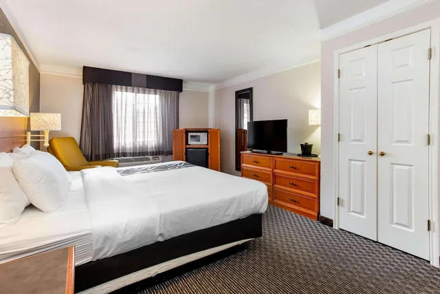غرفة بسرير كينج، La Quinta Inn Champaign 2/10