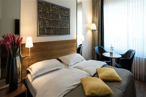 غرفة بسريرين منفصلين بإطلالة على النهر، Central Plaza Hotel 1/3