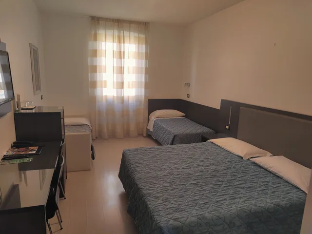 غرفة كلاسيكية رباعية بأربعة أسرّة، Roma Hotel 1/4
