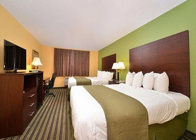 Room, 2 Queen Beds, Quality Inn & Suites Grinnell near University 2/2
