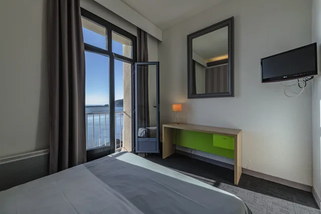 غرفة ثلاثية بسرير مزدوج وسرير فردي بإطلالة على البحر بشرفة، Belambra Clubs Le Grand Hotel de la Mer 3/8