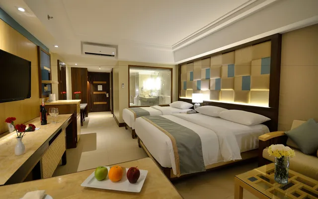 Premier, 1 Queen and 1 Single Bed, Direct Pool Access، Henann Resort Alona Beach 1/8