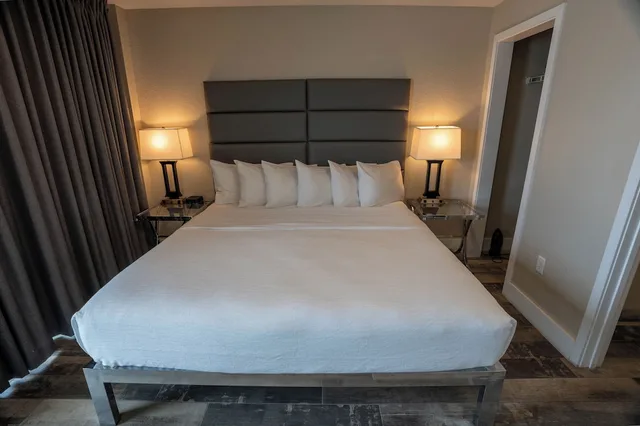 جناح بسرير كينج وسرير كوين بغرفتي نوم مع أريكة لذوي الإعاقة، Barefoot Beach Hotel 6/10