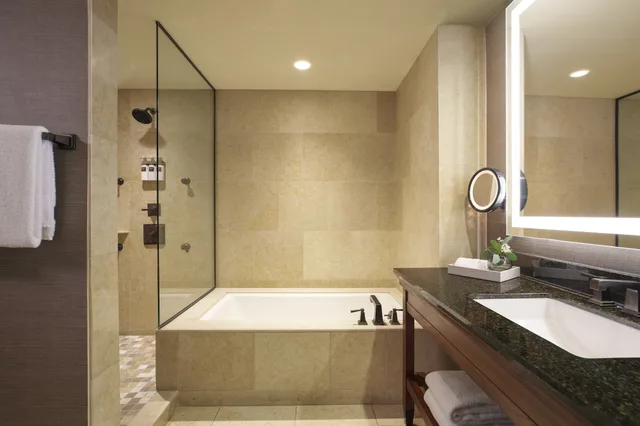 Residence, Suite, King Bed, Corner, Accessible، Omni Fort Worth Hotel 3/5