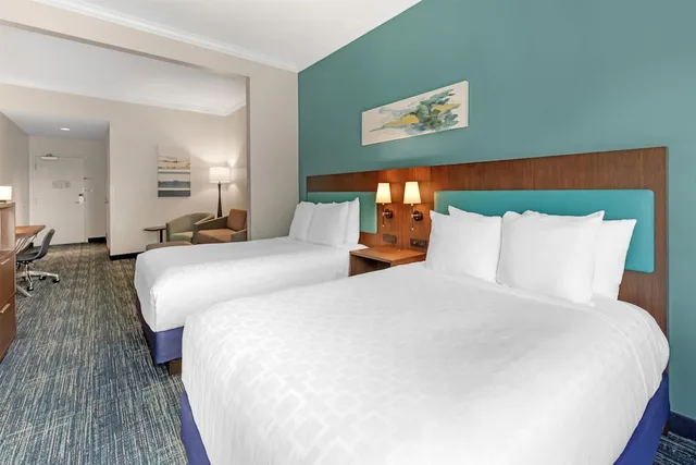 غرفة بسريرين كوين مع أريكة، Best Western Plus Miami Airport North Hotel & Suites 3/8