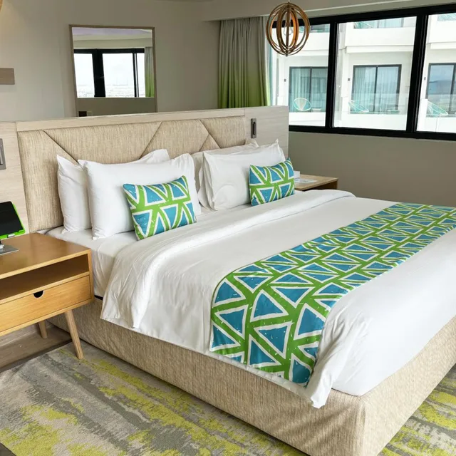 Premier King Bayview Suite، Lime Resort Manila 1/3