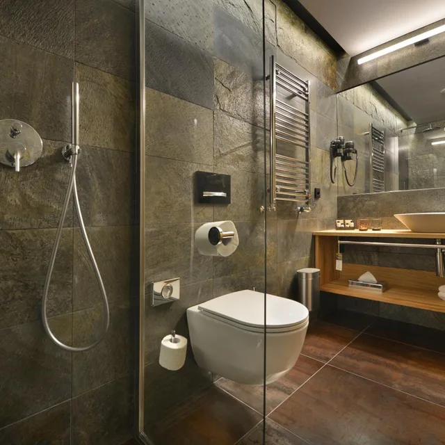 جناح جونيور، Grand Hotel Hradec 2/4