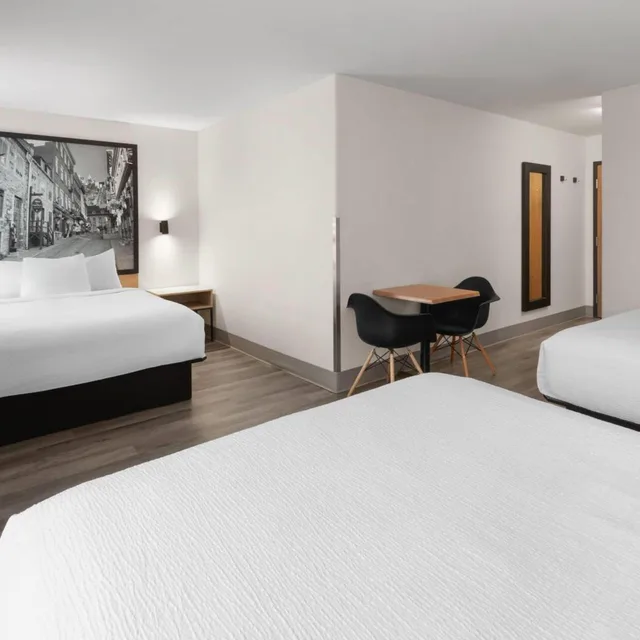 غرفة سوبيريور بسرير كينج وسريرين كوين، Super 8 By Wyndham Quebec City 2/10