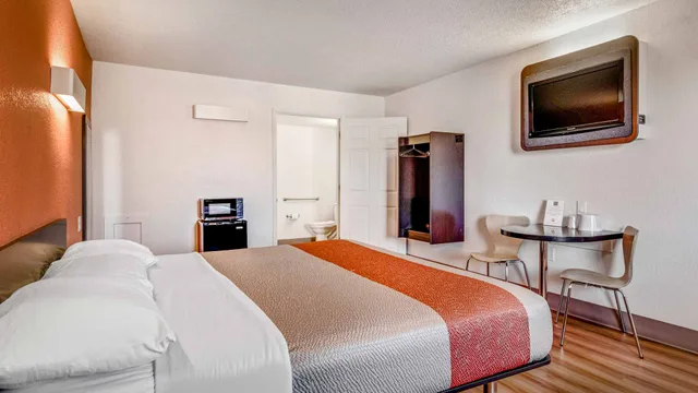 1 King Bed - Mobility Accessible RI Shower Nsmk، Motel6 Youngstown, OH 1/5