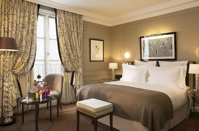 Deluxe, King Bed, Le Burgundy Paris 2/10