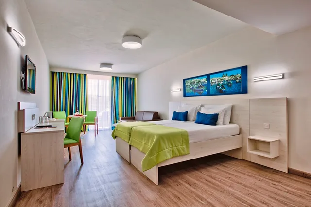 جناح جونيور كومفورت، Santana Hotel 1/2