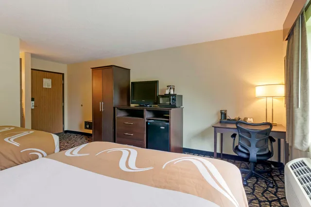 غرفة بسريرين كوين، Quality Inn Oshkosh Aviation Park 2/4