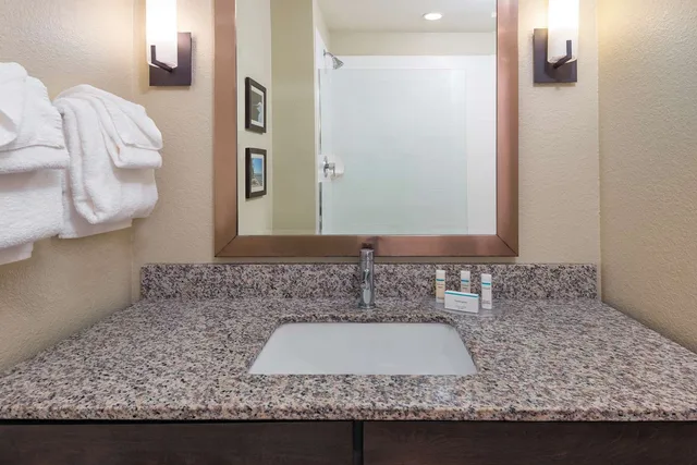 غرفة بسرير كينج بشرفة، Coral Pointe Sarasota, an Ascend Collection Hotel 1/2