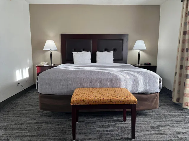 جناح بسرير كينج لذوي الإعاقة، Quality Inn & Suites Everett, WA 1/3