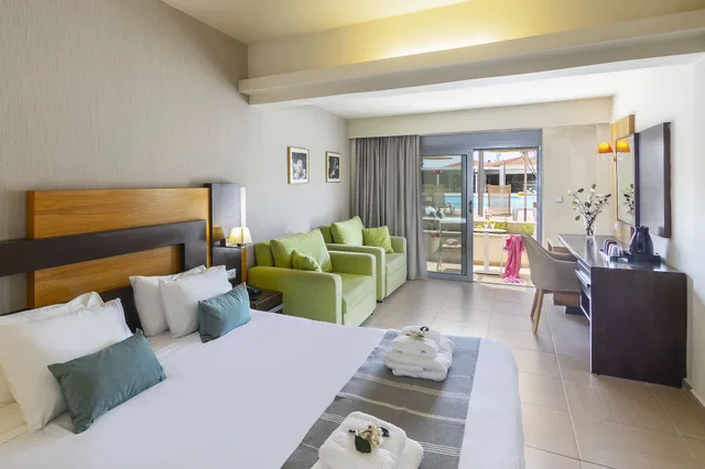 غرفة ديلوكس عائلية بسرير كوين بإطلالة على الحديقة مع أريكة، Leonardo Kolymbia Resort 7/10