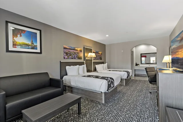 Deluxe, Suite, 2 Queen Beds, Kitchen, Paris Inn Suites 3/8