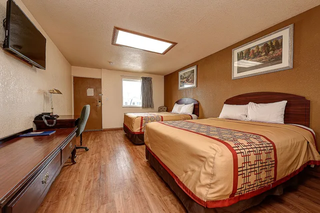Standard, 2 Queen Beds, Guest Inn Rogers 1/10