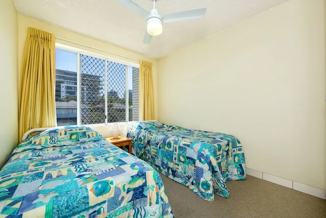 غرفة بسرير كوين وسريرين منفصلين بإطلالة على البحر بغرفتي نوم في الطابق الأرضي، Capeview Apartments 4/8