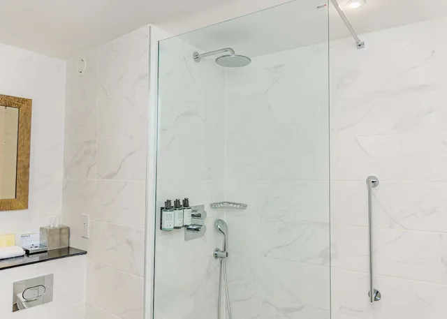 King Deluxe Room With Water View، Doubletree By Hilton London Excel 6/7