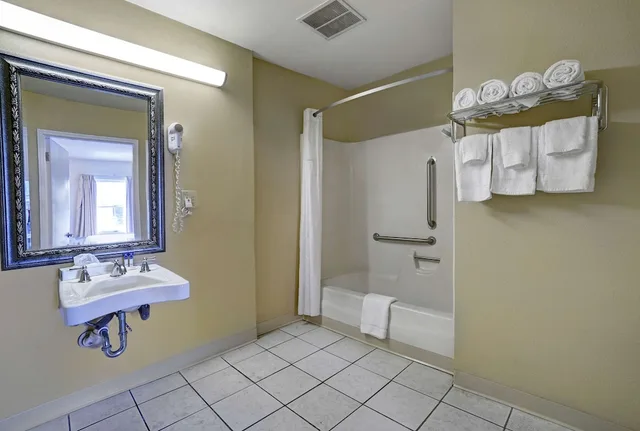 Deluxe, 2 Queen Beds, Motel6 Washington, PA 8/8