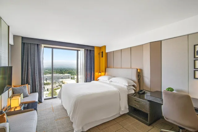 غرفة تقليدية بسرير كينج لذوي الإعاقة، Sheraton Universal Hotel 3/6