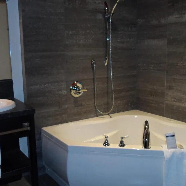 جناح بريستيج بسرير كينج، Grand Times Hotel Sherbrooke 8/8