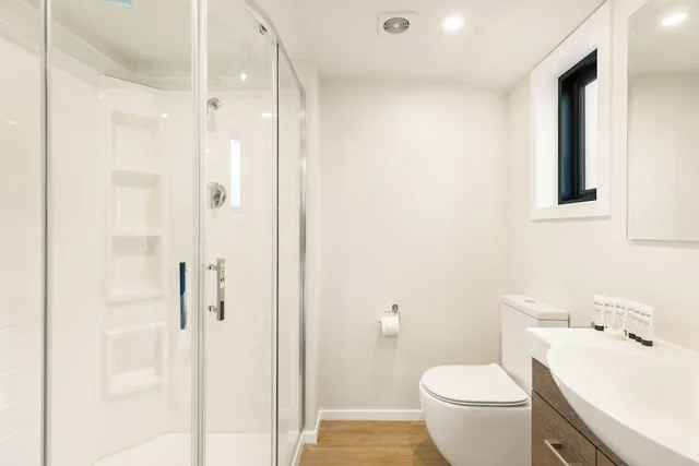 شقة ديلوكس بسريرين منفصلين وسرير كوين بإطلالة على البحيرة بغرفة نوم واحدة مع أريكة، Queenstown Motel Apartments 5/10