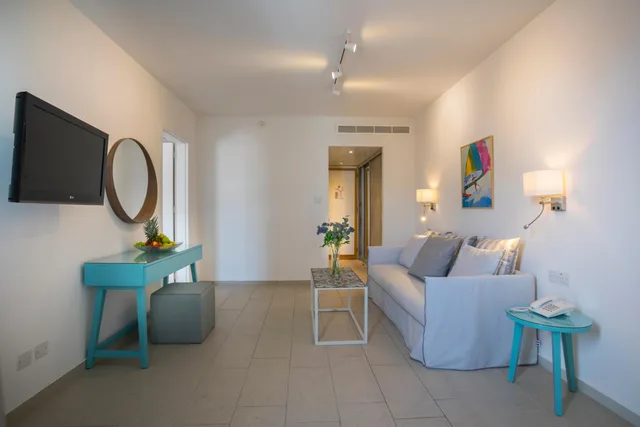 جناح بغرفة نوم واحدة مع أريكة، Leonardo Plaza Cypria Maris Beach Hotel And Spa - Adults Only 2/2
