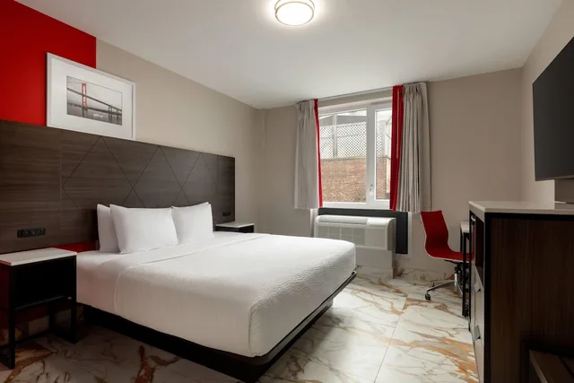 غرفة بسرير كينج لذوي الإعاقة، Ramada by Wyndham Brooklyn Empire Blvd 2/7