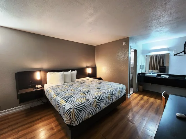 1 King Bed - Mobil Acc RI Shwr Smk Micfridg، Motel6 North Little Rock, AR 3/7