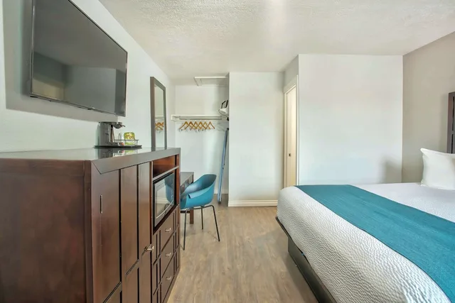 غرفة قياسية بسرير كينج، Studio6 Suites Albany, OR 3/7