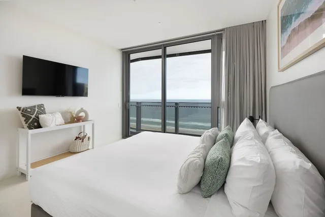 غرفة بريميوم بسرير كينج وسريرين منفصلين بإطلالة على البحر بغرفتي نوم، ULTIQA Signature at Broadbeach 2/6