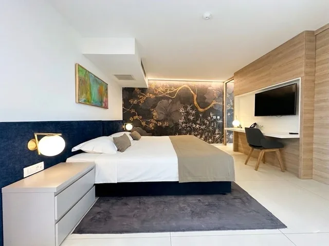 شقة ديلوكس بسرير كينج بإطلالة على البحر بشرفة مع أريكة، Joel Hotel 1/10