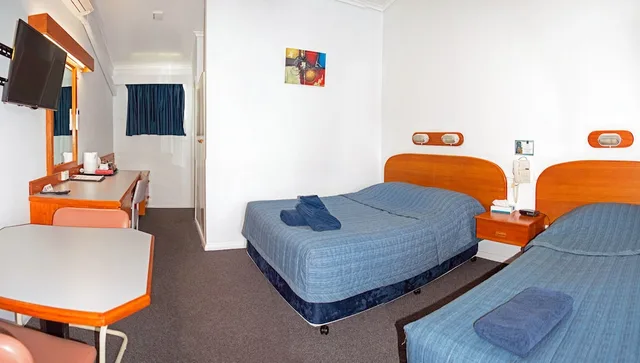 جناح بسرير مزدوج وسرير فردي بغرفة نوم واحدة، REST POINT MOTOR INN 3/7