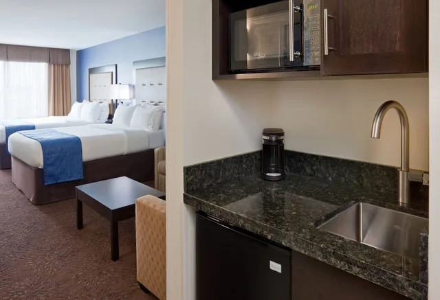 غرفة قياسية بسريرين كوين مع أريكة، Holiday Inn Express Fort Dodge 3/3