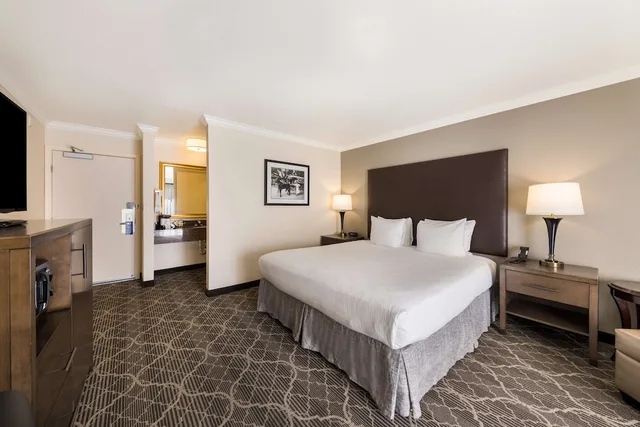 غرفة قياسية بسرير كينج بشرفة، Best Western Danville Sycamore Inn 2/4