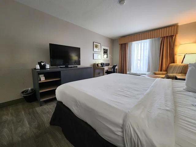 غرفة بسرير كينج، Country Inn & Suites by Radisson, Topeka West, KS 7/10