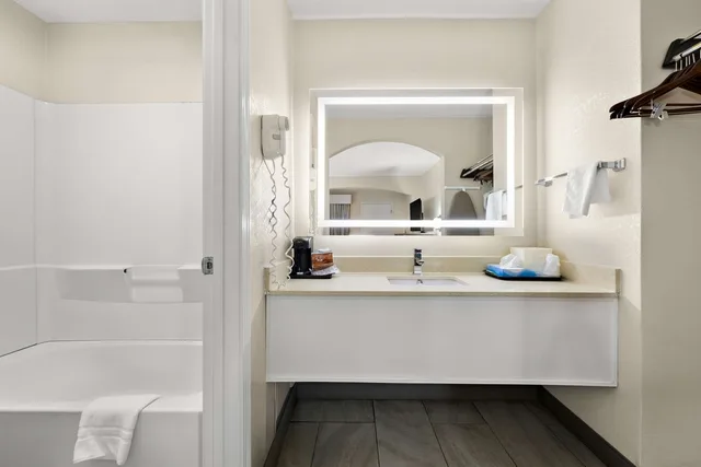 غرفة بسرير كينج مع أريكة، Best Western Catalina Inn 2/2