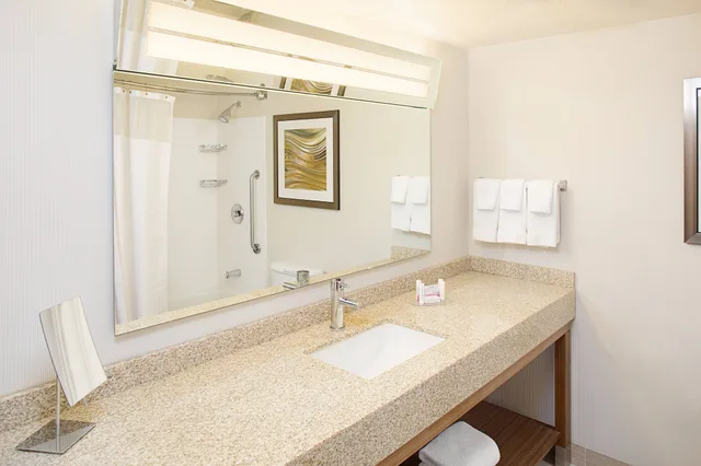 استوديو بسرير كينج مع أريكة، COURTYARD BY MARRIOTT SACRAMENTO MIDTOWN 10/10