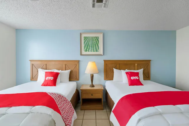 2 Queen Bed & 1 Full Bed، OYO Hotel Rockport- Bay View 2/5