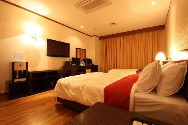 غرفة بريميير بسرير كوين وسرير فردي، King Hotel 1/4