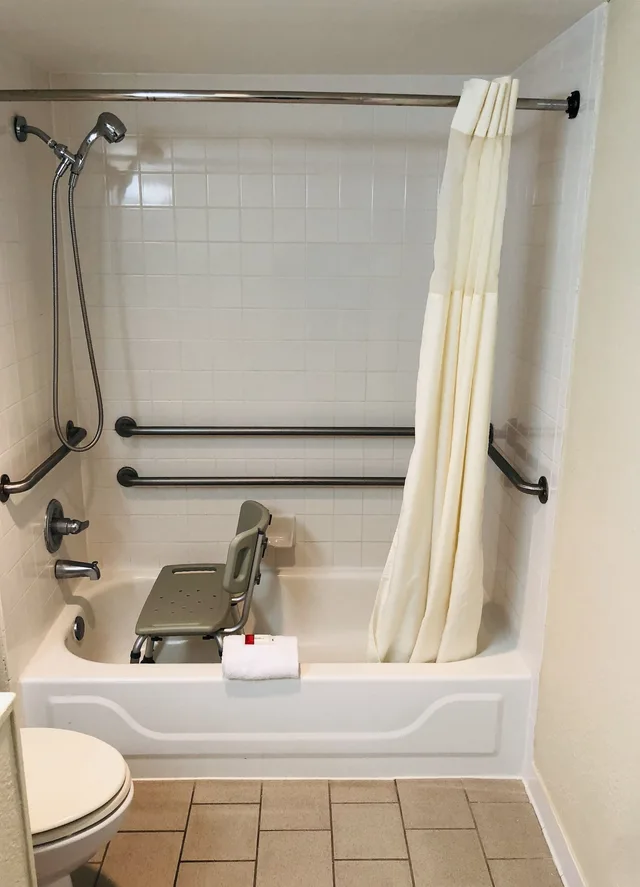 غرفة بسرير كينج للمدخنين لذوي الإعاقة، Super 8 By Wyndham Gulfport Near Biloxi 3/3