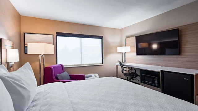 غرفة قياسية بسرير كينج يُسمح فيها بالحيوانات الأليفة لذوي الإعاقة، Best Western Independence Kansas City 3/10
