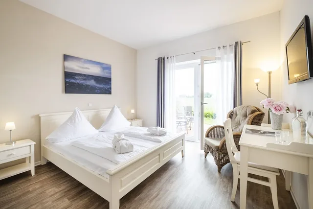 Room, Queen Bed, Patio, Pharisaerhof 1/3